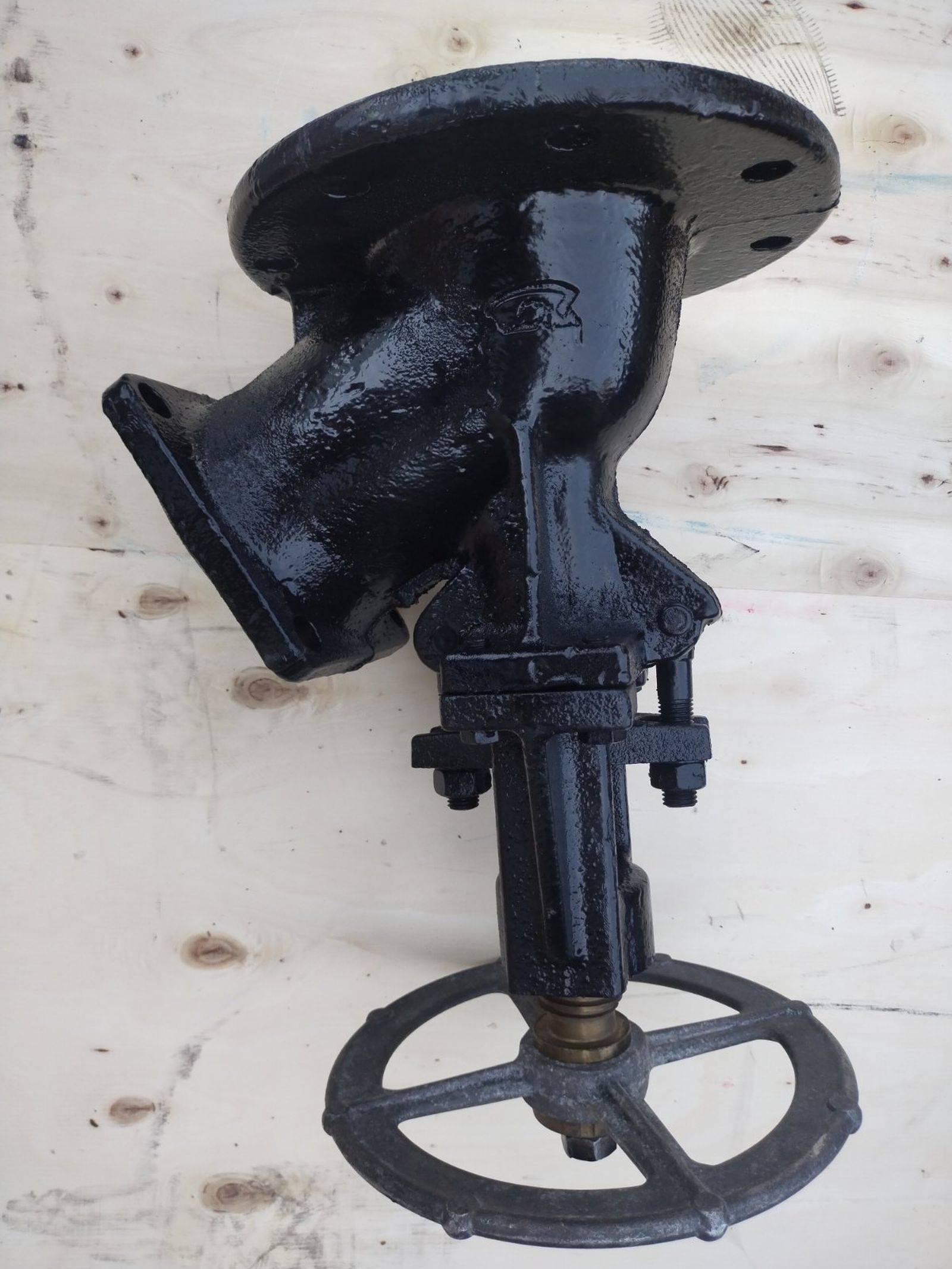 Вентиль 15ч47эм запорный угловой нижнего спуска эмалированный