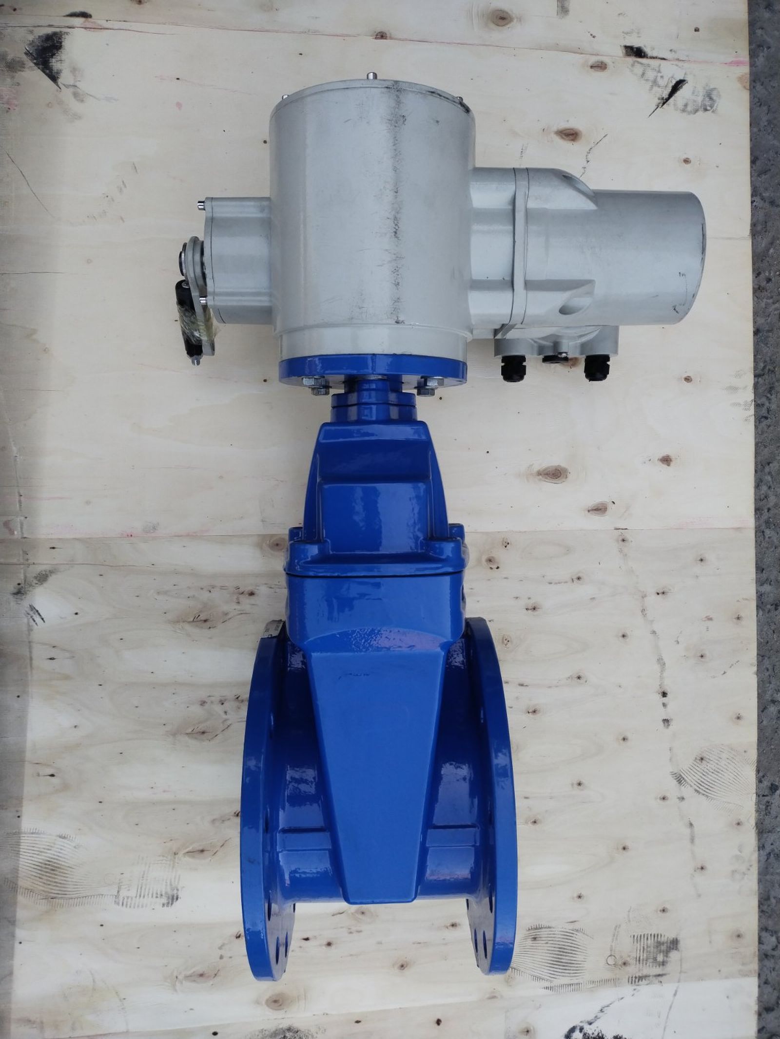 Задвижка чугунная 30ч539р, 30ч939р с обрезиненным клином в комплекте с электроприводом