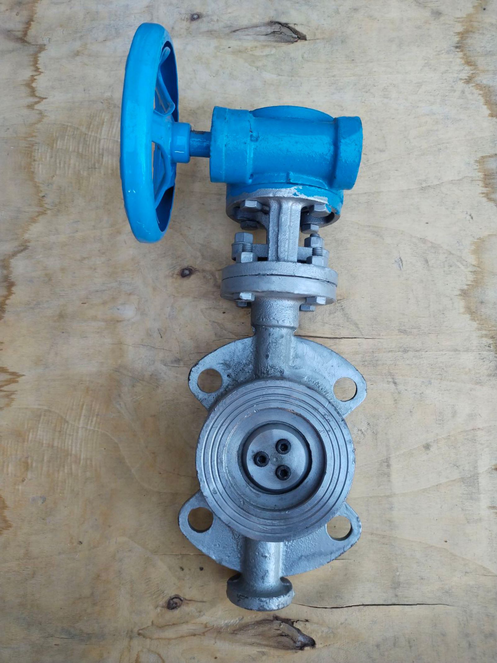 Затвор поворотный межфланцевый с тройным эксцентриком под ручной редуктор или электропривод Ру 16